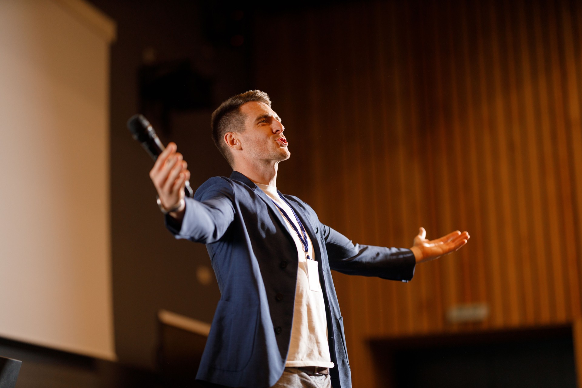 Warsztaty A-KWADRAT Klaudia Kaczmarek z wystąpień publicznych i storytellingu. Trener prowadzi prezentację o zarządzaniu zmianą w organizacji.