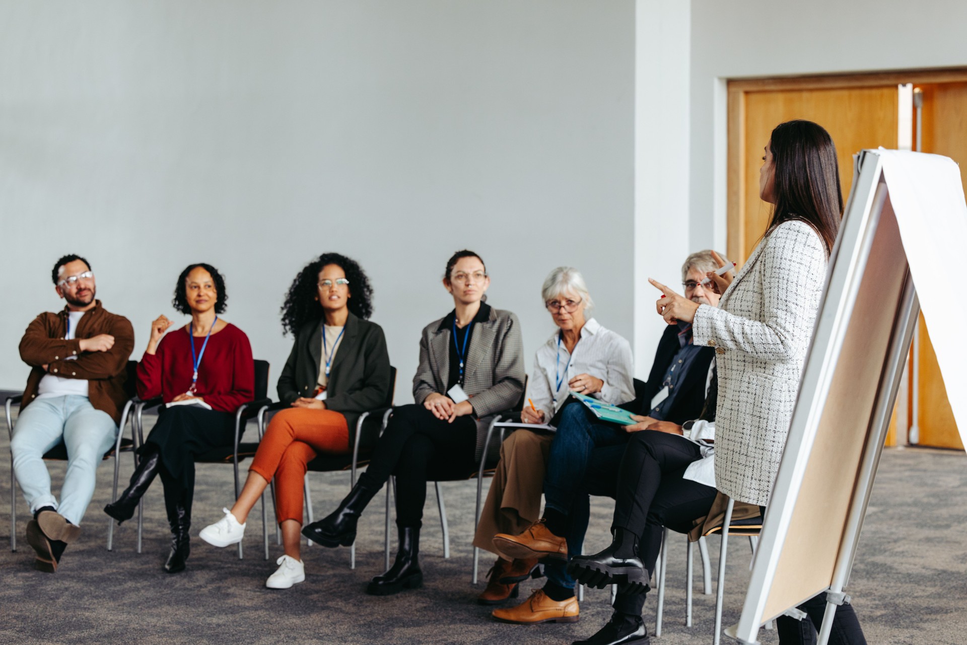 Uczestnicy konferencji poświęconej rozwojowi osobistemu i zawodowemu. Grupa współpracowników omawia temat równowagi, dobrostanu i nowych umiejętności wspierających pracę z emocjami.